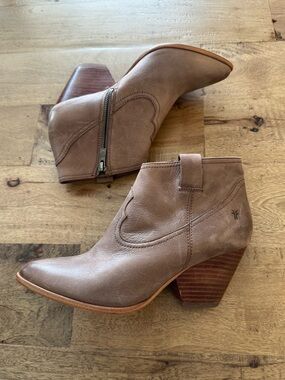 FRYE Women's Reina Cognac Leather Western Ankle Bootie rodeo festival neutral 7